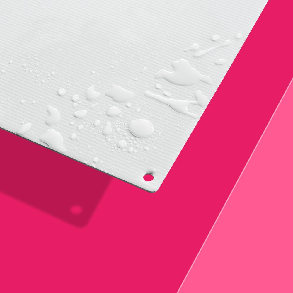 Weisses Hohlkammerplakat auf pinkem Hintergrund