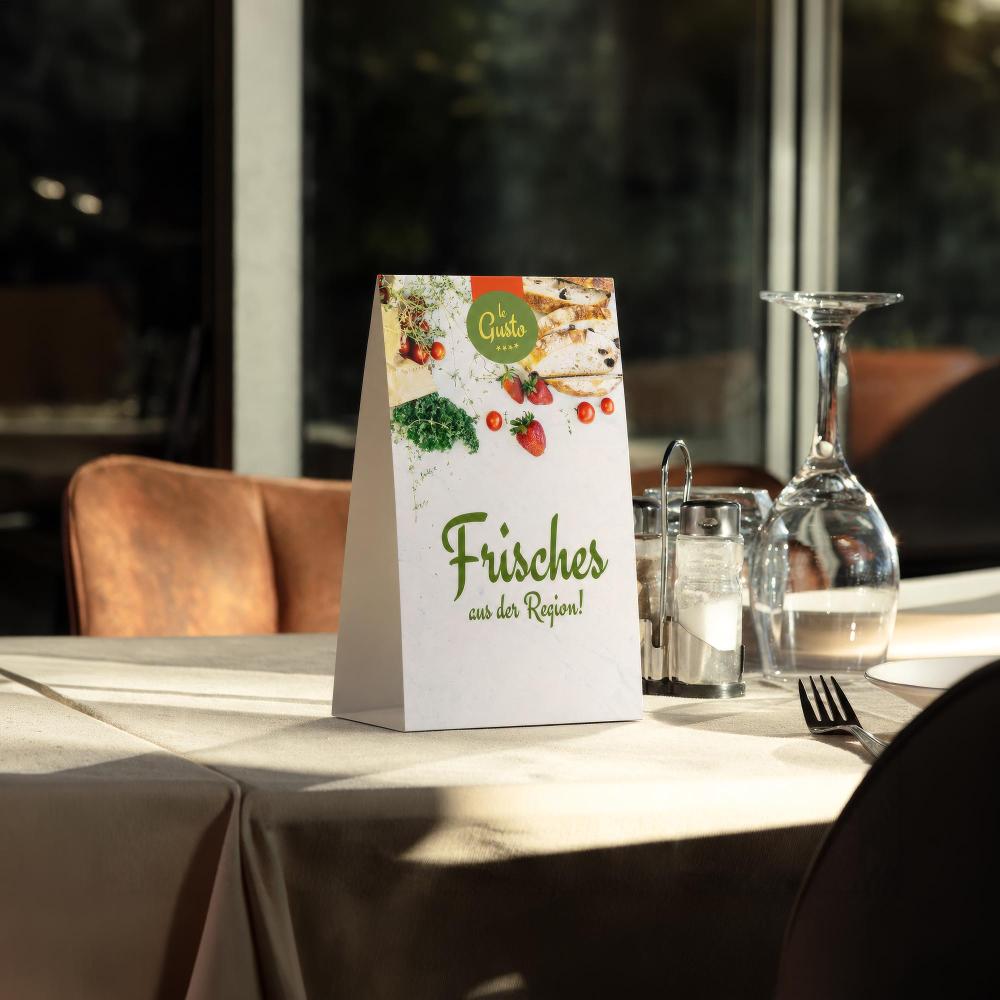 Chevalet de table classique imprimé au format 98 × 162 mm sur une table dressée au restaurant
