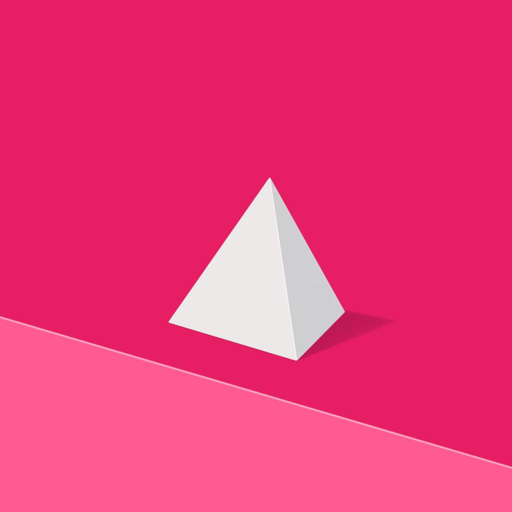 Chevalet de table blanc en forme de pyramide sur fond rose.